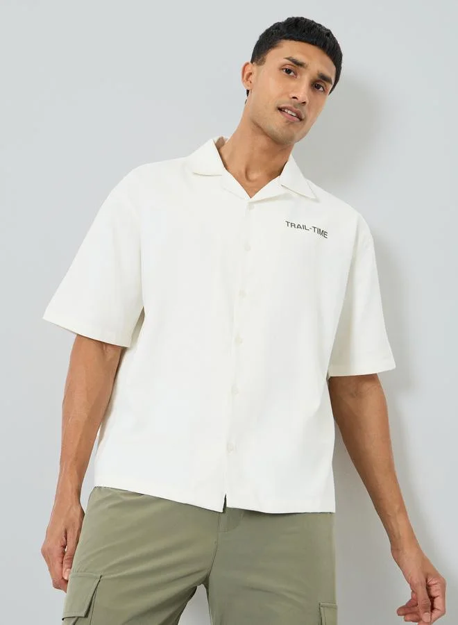 ستايلي قميص بطبعة جرافيك وأكمام قصيرة